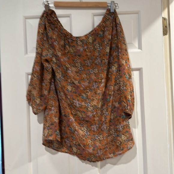 Quintessential Semi-Sheer Blouse - Picture 4 of 8